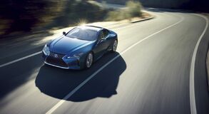 A TERMÉSZETES FÉNY JÁTÉKA: EGYEDI FÉNYEZÉST KAPOTT A LEXUS SZUPERSPORT KUPÉJA